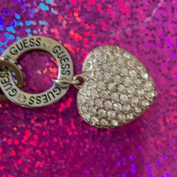 VINTAGE GUESS CURB LINKED BRACELET WITH DANGLE RHINESTONE HEART - Picture 3 of 3